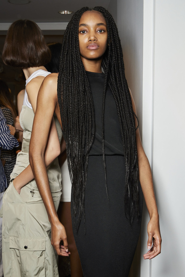 لمسات براقة في عرض Brandon Maxwell لربيع وصيف 2023