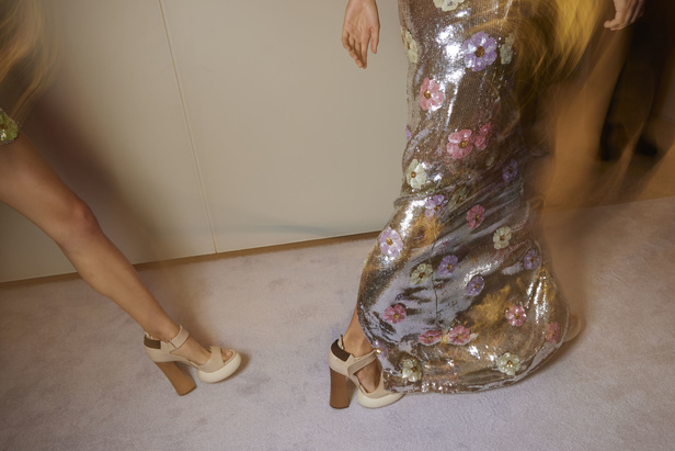 لمسات براقة في عرض Brandon Maxwell لربيع وصيف 2023