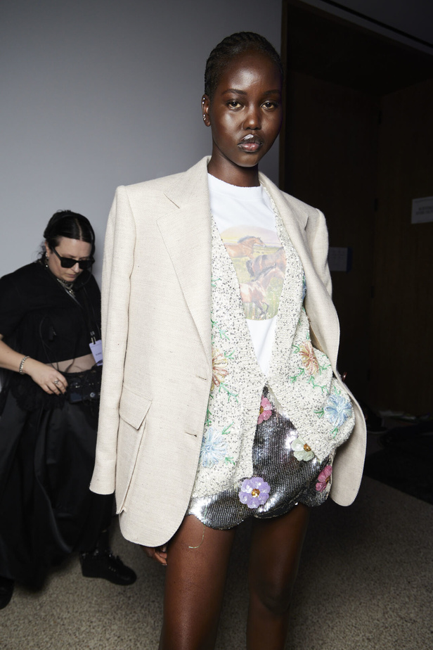 لمسات براقة في عرض Brandon Maxwell لربيع وصيف 2023