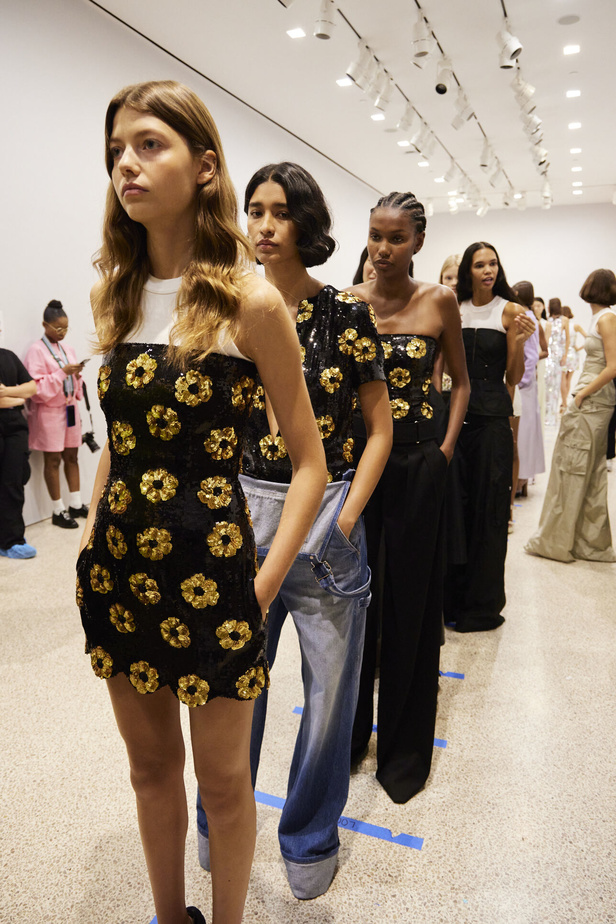 لمسات براقة في عرض Brandon Maxwell لربيع وصيف 2023