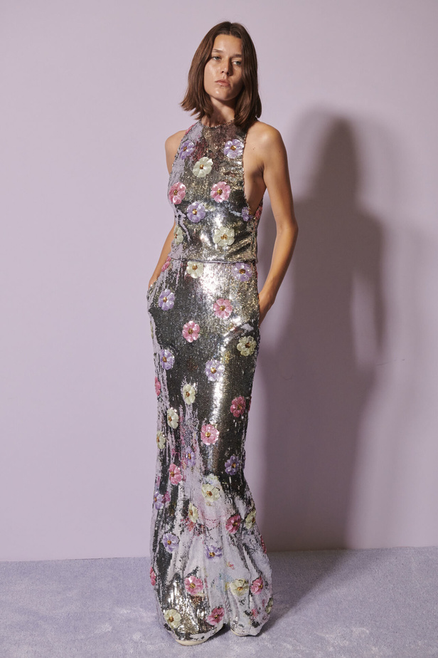 لمسات براقة في عرض Brandon Maxwell لربيع وصيف 2023