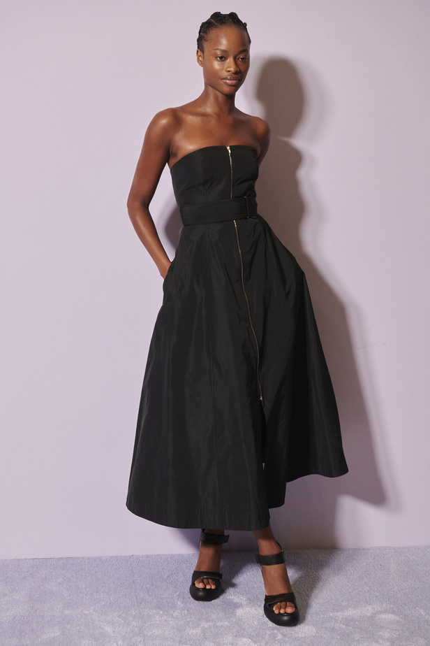 لمسات براقة في عرض Brandon Maxwell لربيع وصيف 2023