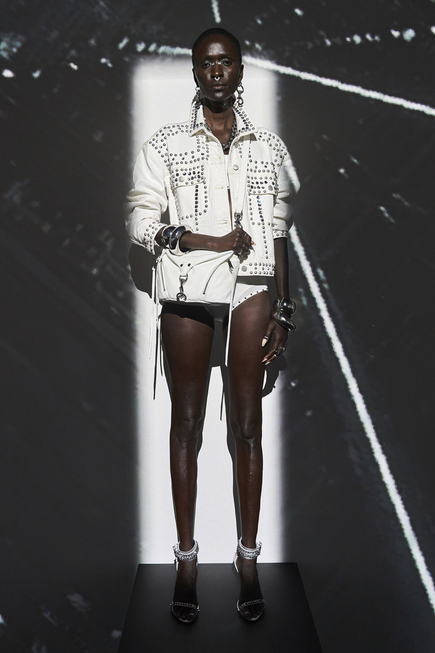 دار Rebecca Minkoff تحيي موضة التصاميم البيضاء والكاجوال في نيويورك