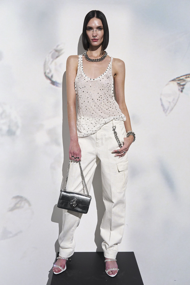 دار Rebecca Minkoff تحيي موضة التصاميم البيضاء والكاجوال في نيويورك