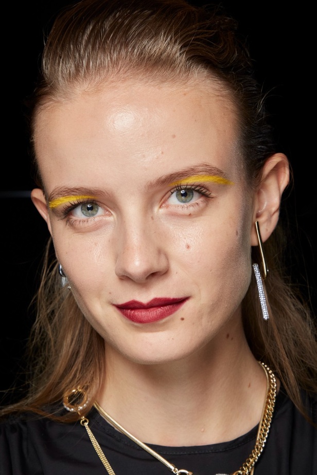 تحية للملكة ورسائل قوّة في عرض Bora Aksu ضمن أسبوع الموضة اللندني