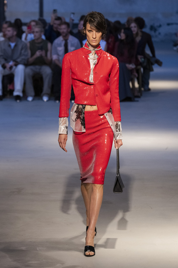 عرض أزياء N 21 لربيع وصيف 2023 يحيي موضة الجلد والنقشات الحيوية