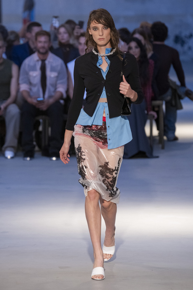 عرض أزياء N 21 لربيع وصيف 2023 يحيي موضة الجلد والنقشات الحيوية