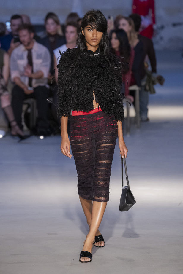 عرض أزياء N 21 لربيع وصيف 2023 يحيي موضة الجلد والنقشات الحيوية