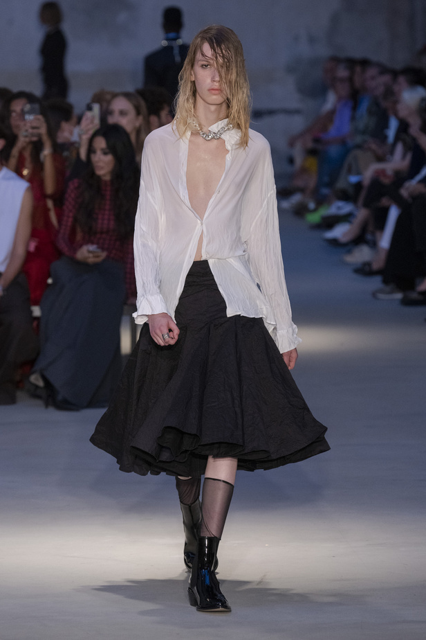 عرض أزياء N 21 لربيع وصيف 2023 يحيي موضة الجلد والنقشات الحيوية