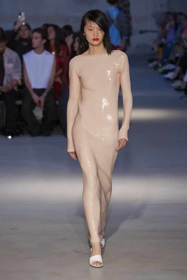 عرض أزياء N 21 لربيع وصيف 2023 يحيي موضة الجلد والنقشات الحيوية