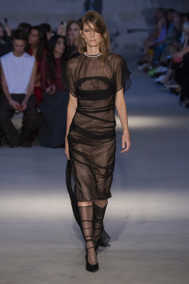 عرض أزياء N 21 لربيع وصيف 2023 يحيي موضة الجلد والنقشات الحيوية