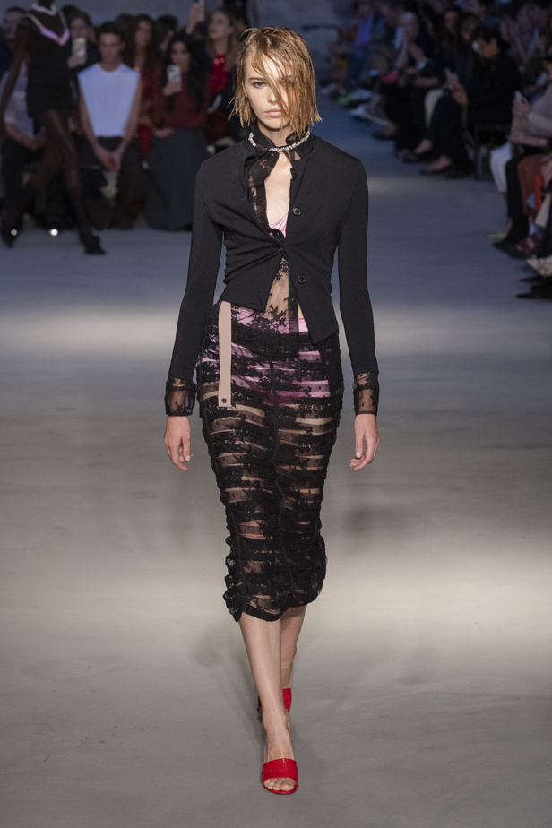 عرض أزياء N 21 لربيع وصيف 2023 يحيي موضة الجلد والنقشات الحيوية