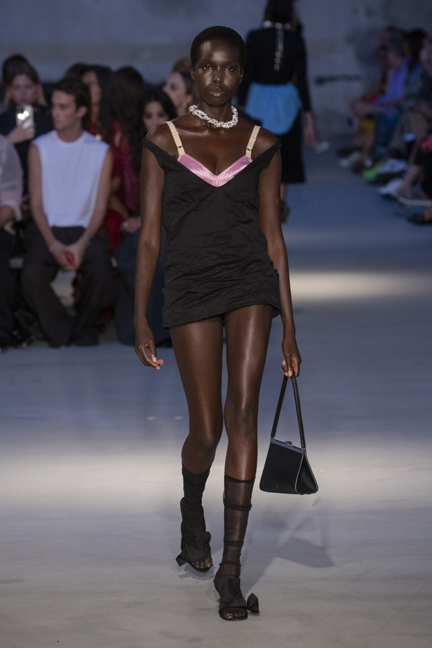 عرض أزياء N 21 لربيع وصيف 2023 يحيي موضة الجلد والنقشات الحيوية