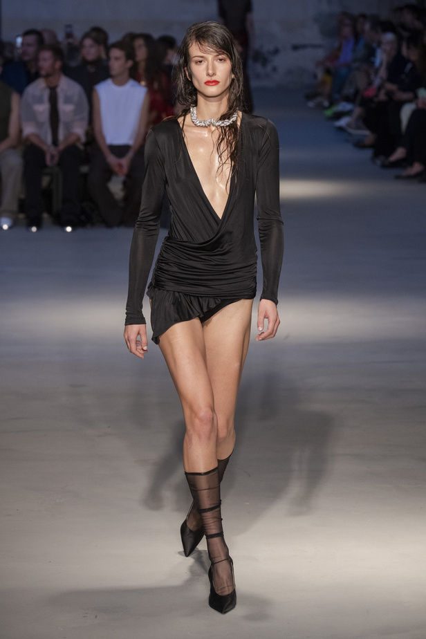 عرض أزياء N 21 لربيع وصيف 2023 يحيي موضة الجلد والنقشات الحيوية