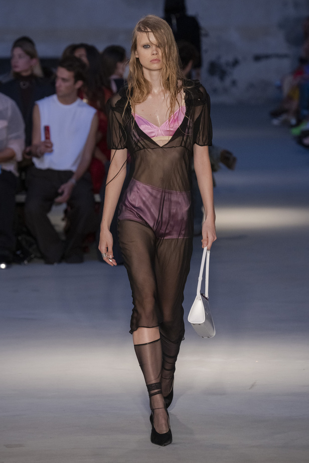 عرض أزياء N 21 لربيع وصيف 2023 يحيي موضة الجلد والنقشات الحيوية