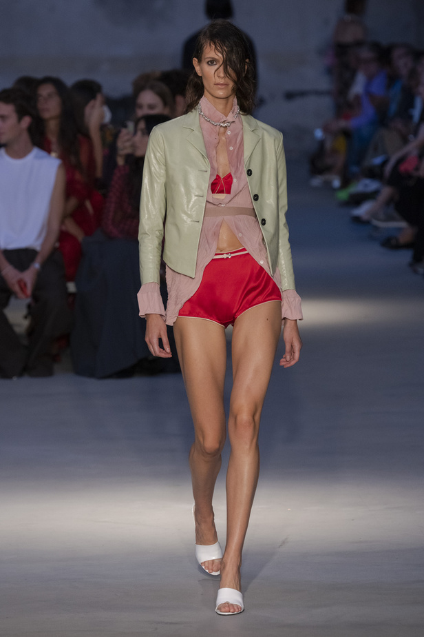 عرض أزياء N 21 لربيع وصيف 2023 يحيي موضة الجلد والنقشات الحيوية