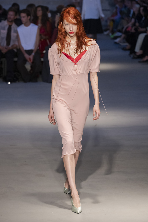 عرض أزياء N 21 لربيع وصيف 2023 يحيي موضة الجلد والنقشات الحيوية