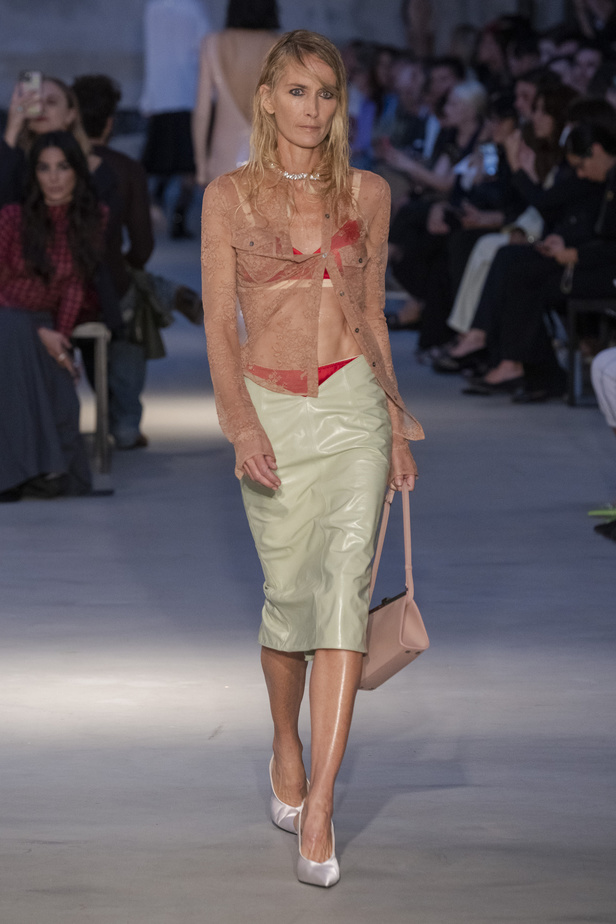 عرض أزياء N 21 لربيع وصيف 2023 يحيي موضة الجلد والنقشات الحيوية