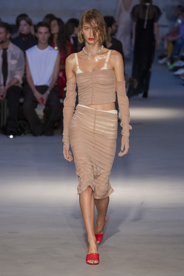 عرض أزياء N 21 لربيع وصيف 2023 يحيي موضة الجلد والنقشات الحيوية