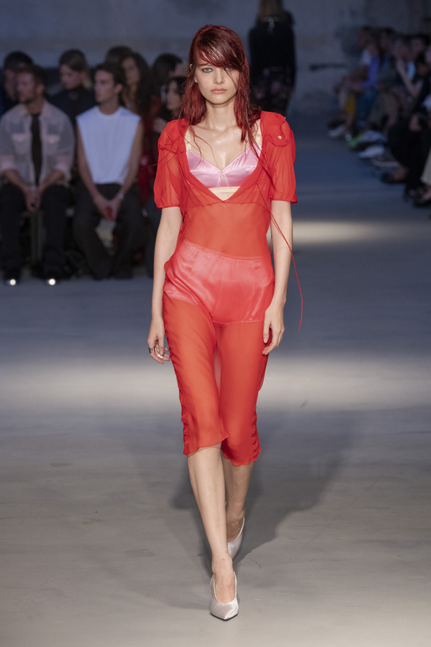 عرض أزياء N 21 لربيع وصيف 2023 يحيي موضة الجلد والنقشات الحيوية