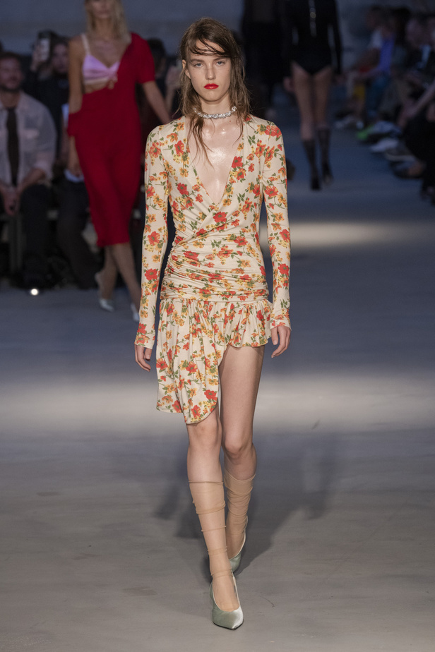 عرض أزياء N 21 لربيع وصيف 2023 يحيي موضة الجلد والنقشات الحيوية