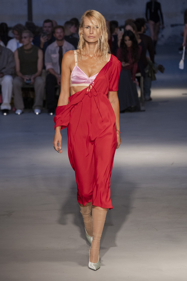 عرض أزياء N 21 لربيع وصيف 2023 يحيي موضة الجلد والنقشات الحيوية