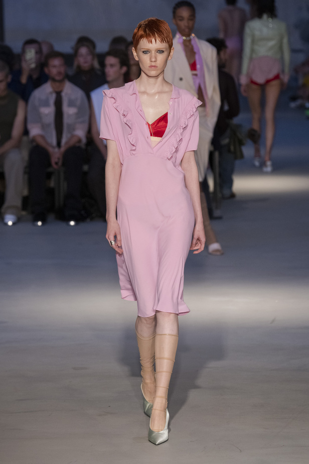 عرض أزياء N 21 لربيع وصيف 2023 يحيي موضة الجلد والنقشات الحيوية