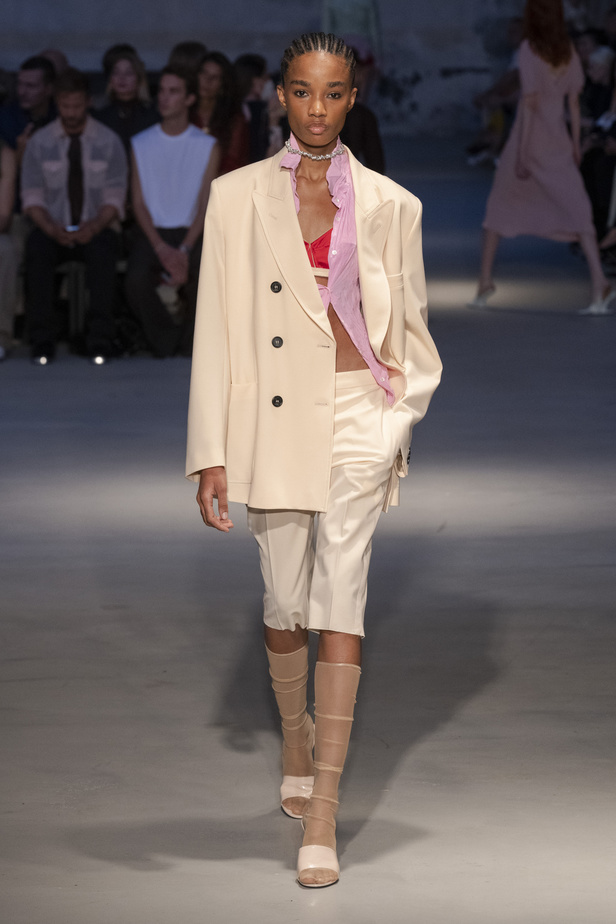 عرض أزياء N 21 لربيع وصيف 2023 يحيي موضة الجلد والنقشات الحيوية