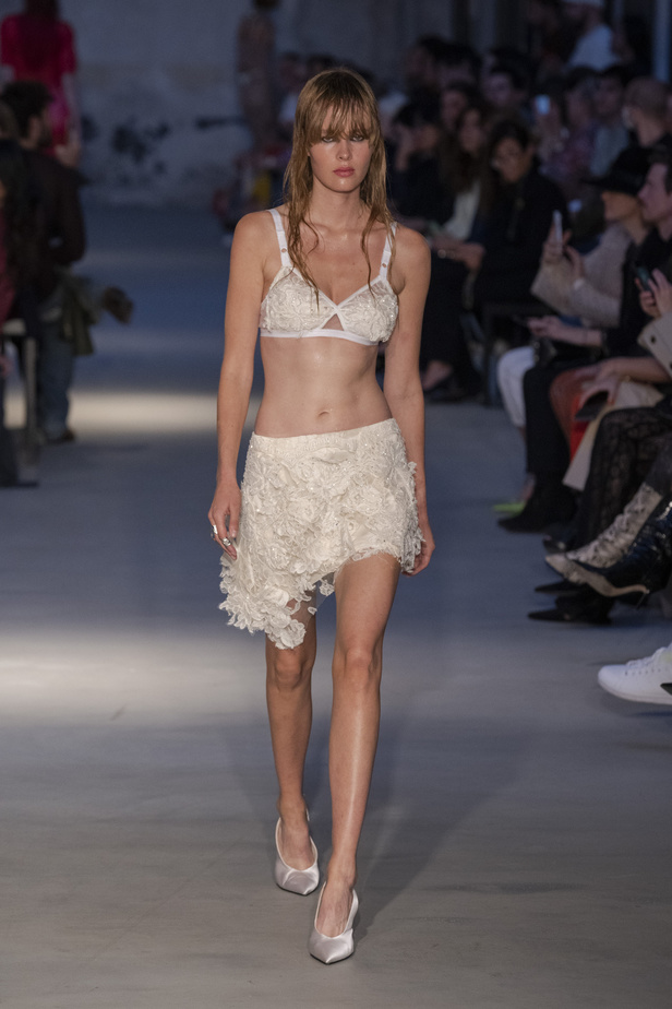 عرض أزياء N 21 لربيع وصيف 2023 يحيي موضة الجلد والنقشات الحيوية