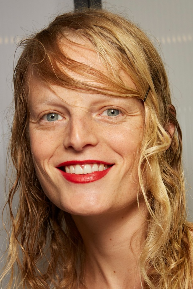 عرض أزياء N 21 لربيع وصيف 2023 يحيي موضة الجلد والنقشات الحيوية