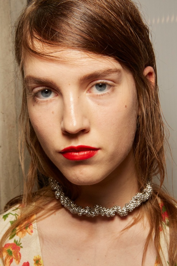 عرض أزياء N 21 لربيع وصيف 2023 يحيي موضة الجلد والنقشات الحيوية