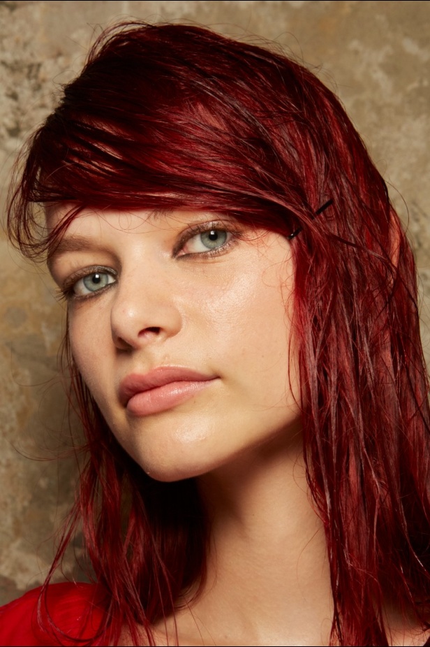 عرض أزياء N 21 لربيع وصيف 2023 يحيي موضة الجلد والنقشات الحيوية