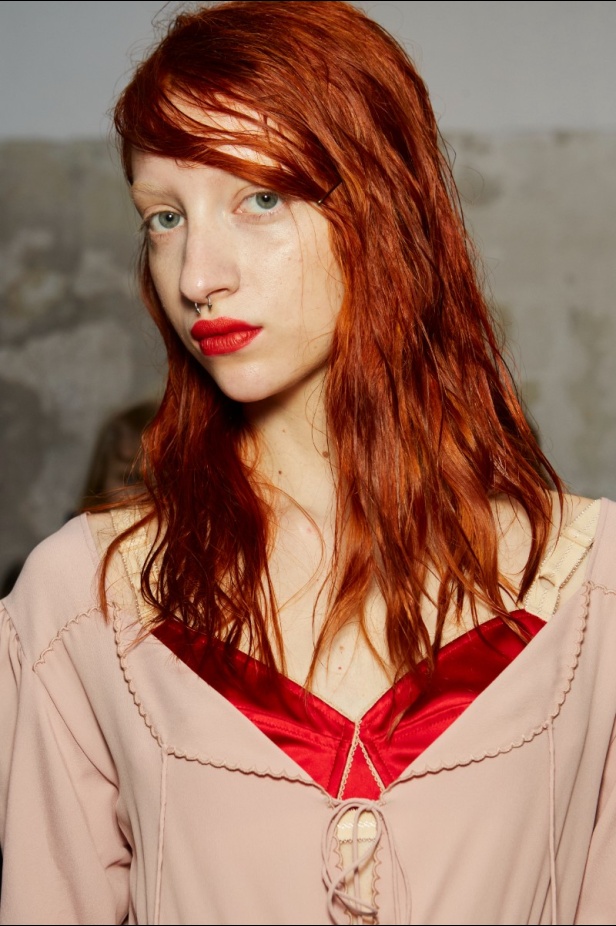 عرض أزياء N 21 لربيع وصيف 2023 يحيي موضة الجلد والنقشات الحيوية