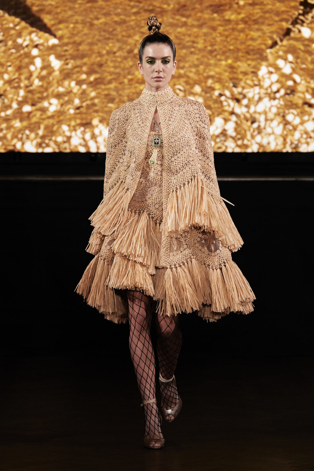 حديقة من الأزهار الملونة في تصاميم "نعيم خان" ضمن أسبوع الموضة في نيويورك