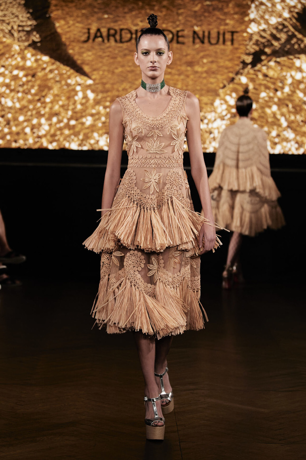 حديقة من الأزهار الملونة في تصاميم "نعيم خان" ضمن أسبوع الموضة في نيويورك