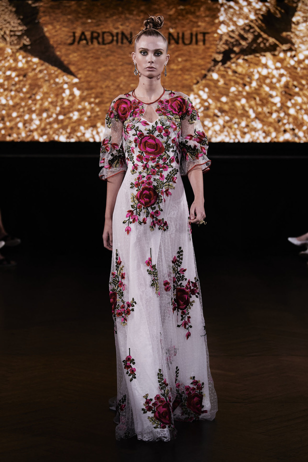 حديقة من الأزهار الملونة في تصاميم "نعيم خان" ضمن أسبوع الموضة في نيويورك