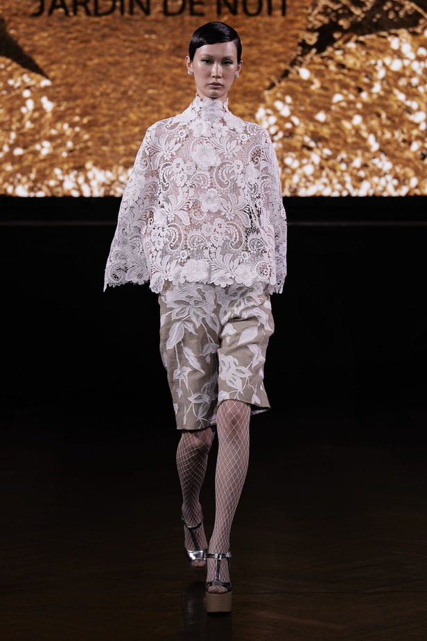 حديقة من الأزهار الملونة في تصاميم "نعيم خان" ضمن أسبوع الموضة في نيويورك