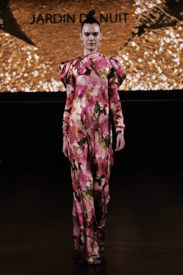 حديقة من الأزهار الملونة في تصاميم "نعيم خان" ضمن أسبوع الموضة في نيويورك