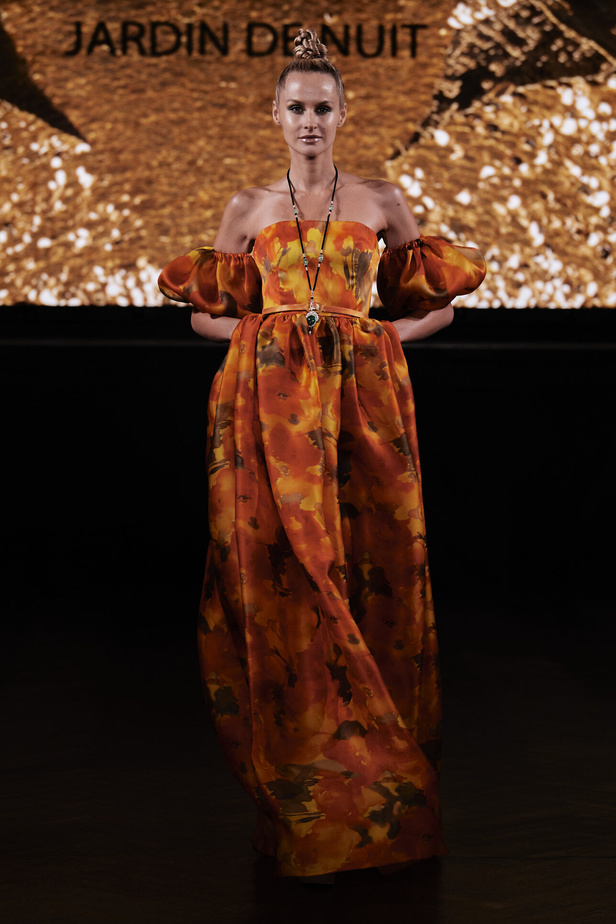 حديقة من الأزهار الملونة في تصاميم "نعيم خان" ضمن أسبوع الموضة في نيويورك