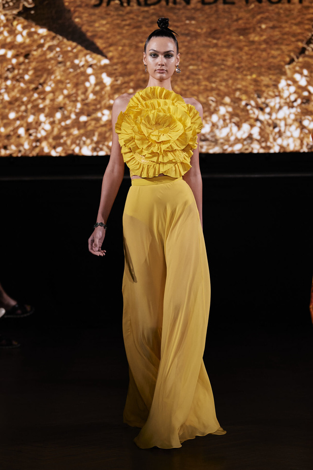 حديقة من الأزهار الملونة في تصاميم "نعيم خان" ضمن أسبوع الموضة في نيويورك