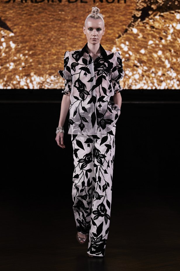 حديقة من الأزهار الملونة في تصاميم "نعيم خان" ضمن أسبوع الموضة في نيويورك