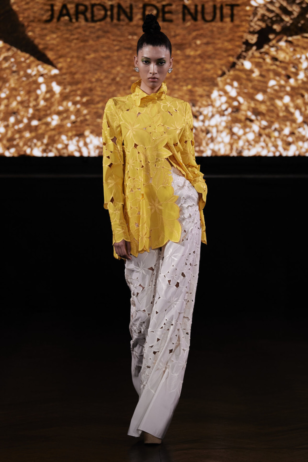 حديقة من الأزهار الملونة في تصاميم "نعيم خان" ضمن أسبوع الموضة في نيويورك