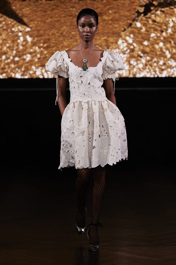 حديقة من الأزهار الملونة في تصاميم "نعيم خان" ضمن أسبوع الموضة في نيويورك