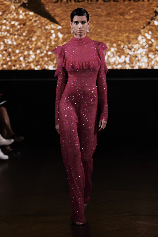 حديقة من الأزهار الملونة في تصاميم "نعيم خان" ضمن أسبوع الموضة في نيويورك