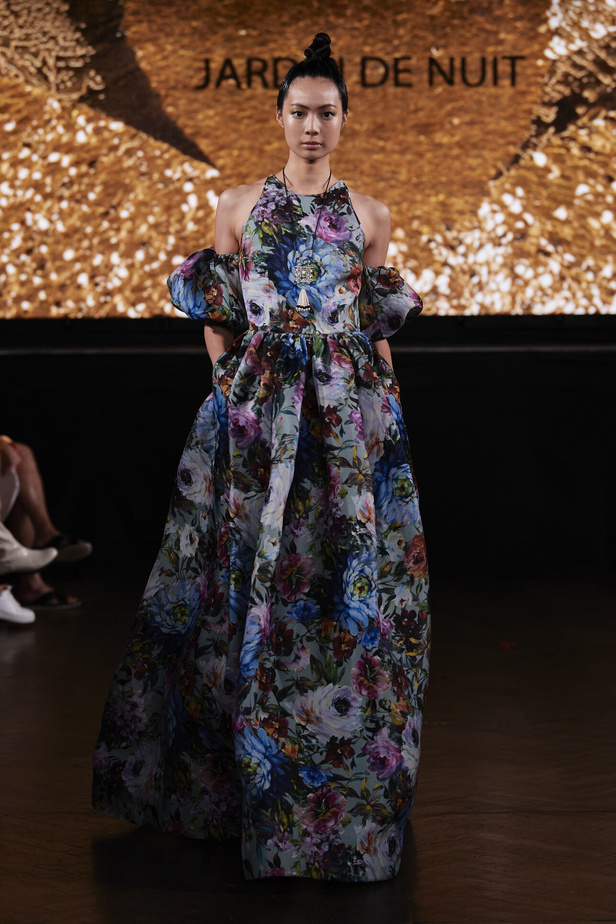 حديقة من الأزهار الملونة في تصاميم "نعيم خان" ضمن أسبوع الموضة في نيويورك
