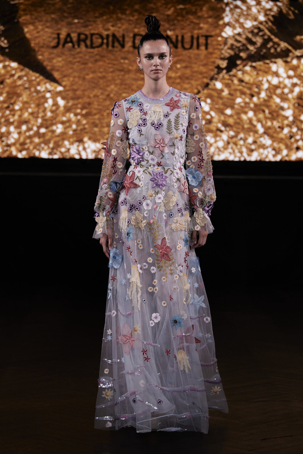حديقة من الأزهار الملونة في تصاميم "نعيم خان" ضمن أسبوع الموضة في نيويورك