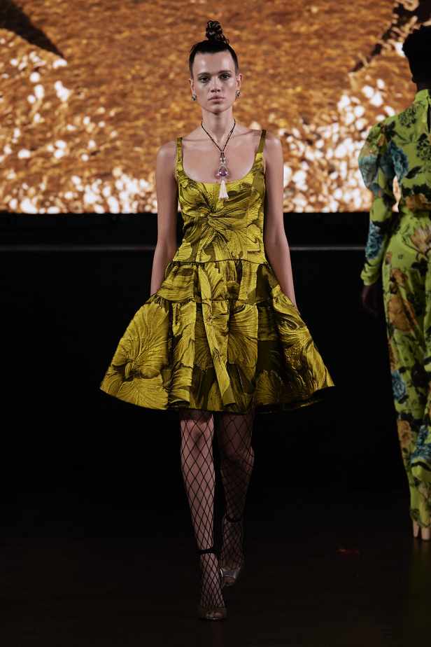 حديقة من الأزهار الملونة في تصاميم "نعيم خان" ضمن أسبوع الموضة في نيويورك