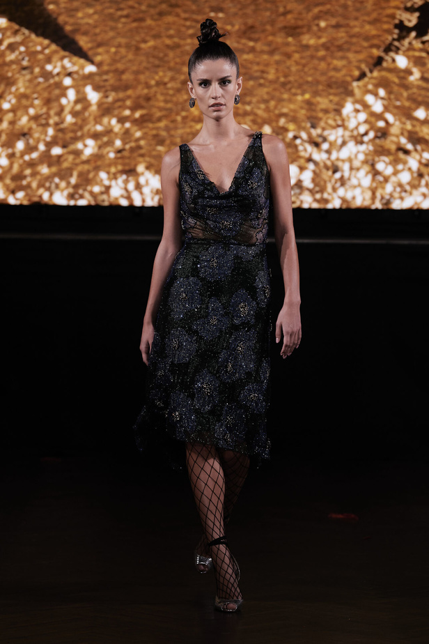 حديقة من الأزهار الملونة في تصاميم "نعيم خان" ضمن أسبوع الموضة في نيويورك