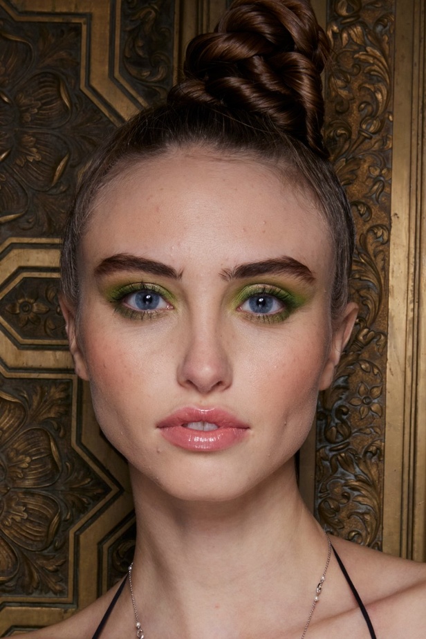 حديقة من الأزهار الملونة في تصاميم "نعيم خان" ضمن أسبوع الموضة في نيويورك