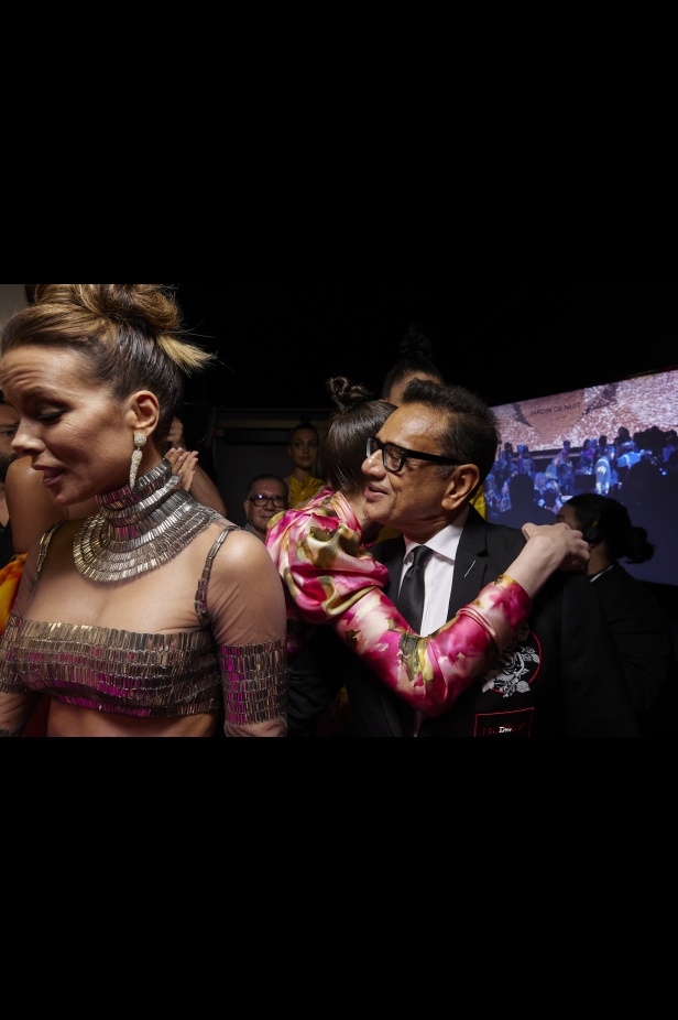 حديقة من الأزهار الملونة في تصاميم "نعيم خان" ضمن أسبوع الموضة في نيويورك